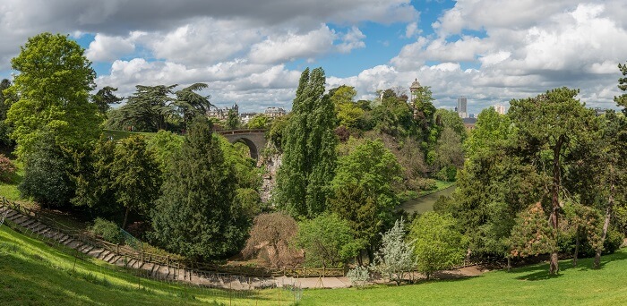 Parc des Buttes Chaumont – najpiękniejszy park w Paryżu